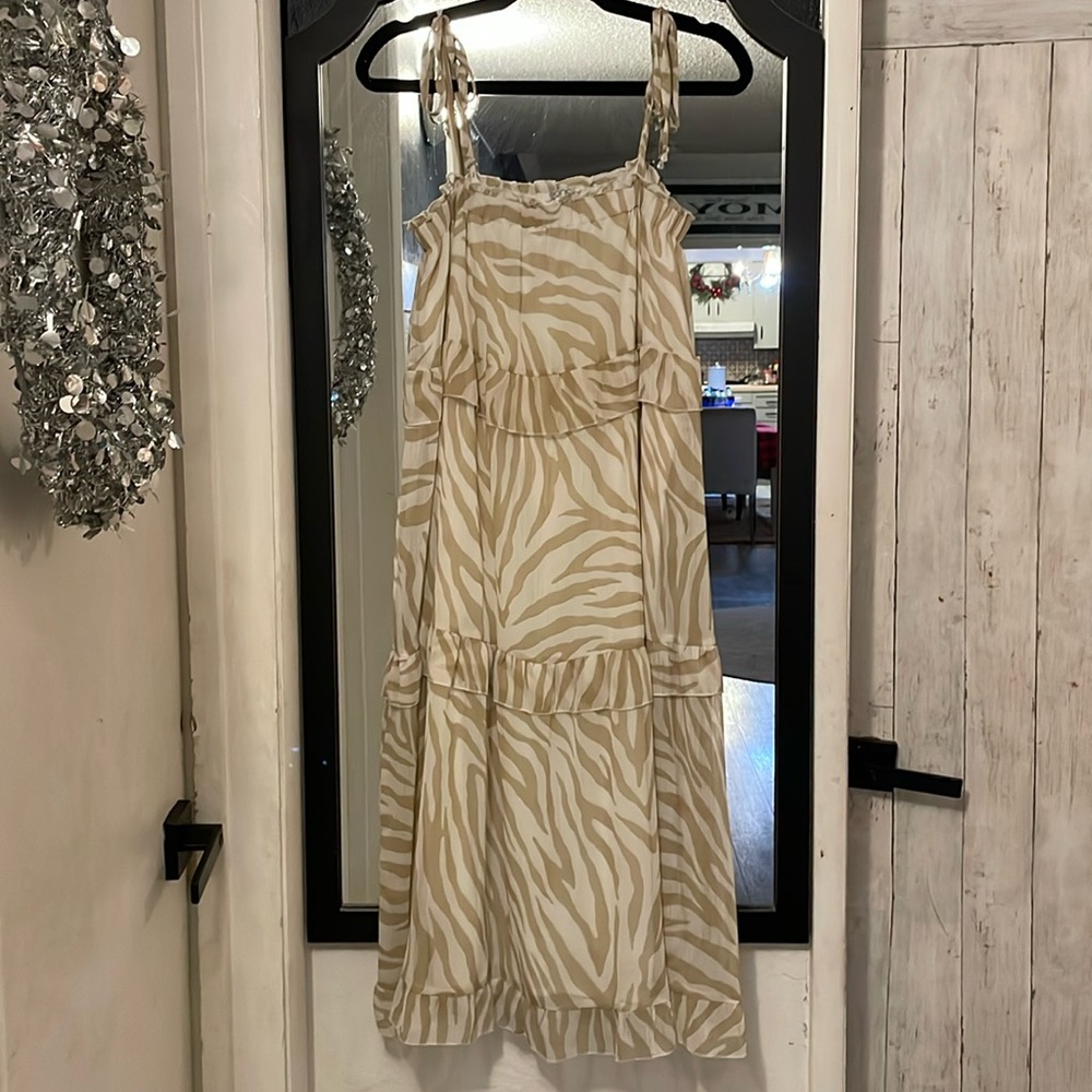 Signify L tan white dress